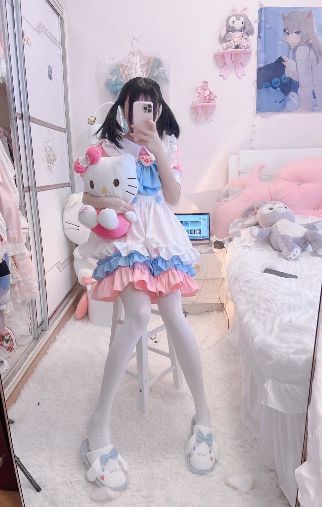 可爱白丝双马尾小萝莉