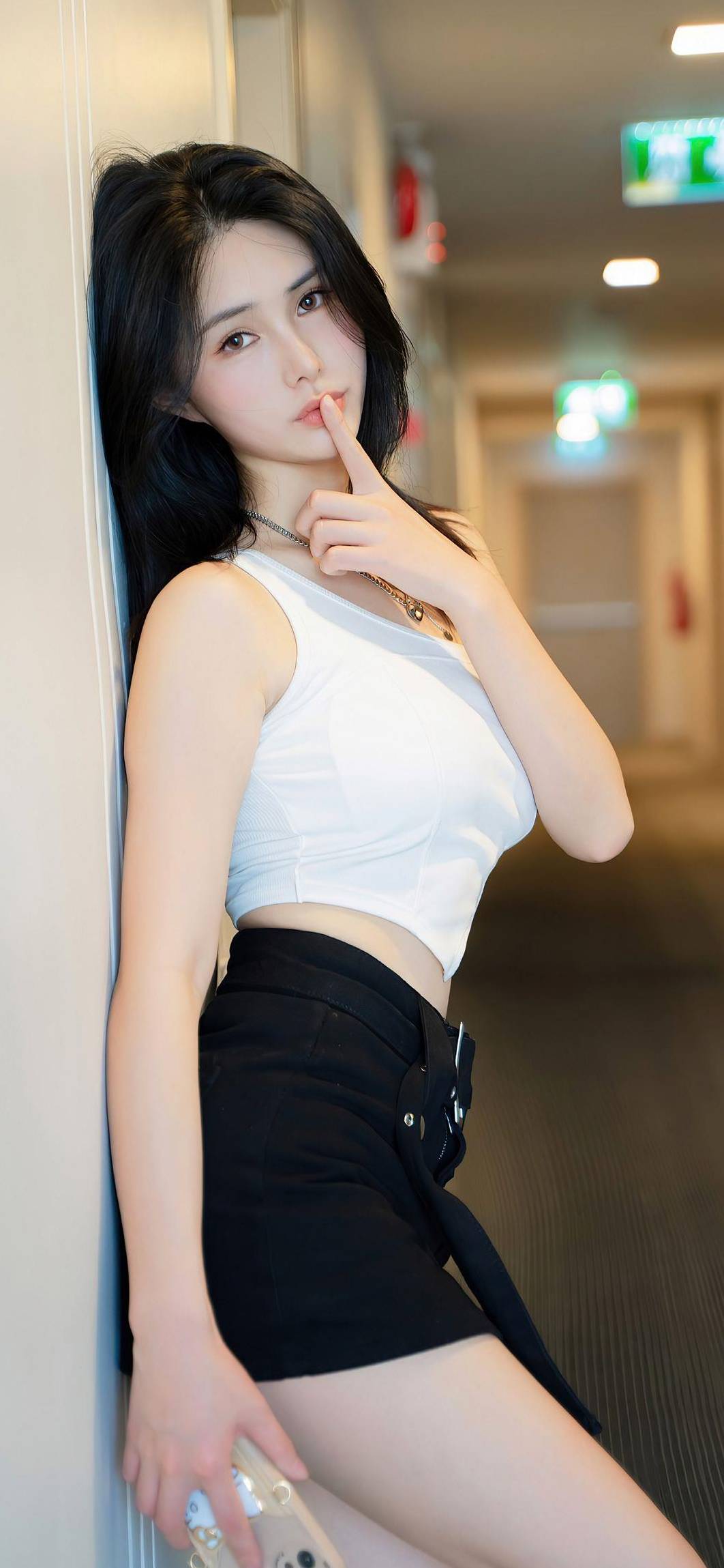 嘘 短裙美女 紧身 美腿 背心美女 背靠墙壁美女